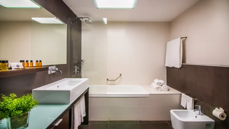 hoteldarocha suites bathroom full 768x432