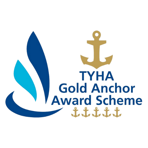 Selo oficial TYHA Gold Anchor Award Scheme, que certifica a qualidade da marina com cinco âncoras de ouro.