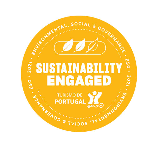 Selo oficial 'Sustainability Engaged' 2021 da Turismo de Portugal, com foco em critérios de ESG e sustentabilidade.